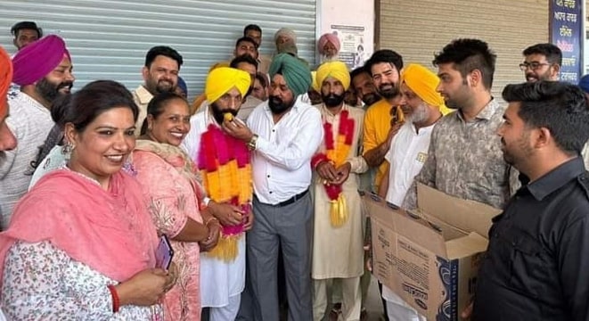 ਜ਼ਿੰਮਨੀ ਚੋਣ ਦੌਰਾਨ ਬੀਜ ਵਾਲੀ ਵਾਇਰਲ ਵੀਡੀਓ ’ਚ ਸ਼ਾਮਲ ਵਲੰਟੀਅਰਾਂ ਦਾ ਵਿਧਾਇਕ ਵੱਲੋ ਵਿਸੇਸ਼ ਸਨਮਾਨ