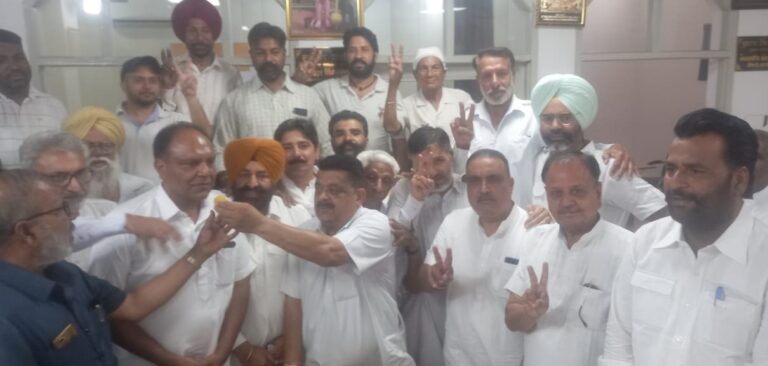 ਕਰਨਾਟਕਾ ਵਿੱਚ ਕਾਂਗਰਸ ਦੀ ਹੋਈ ਸ਼ਾਨਦਾਰ ਜਿੱਤ ਦੀ ਖੁਸ਼ੀ ’ਚ ਕਾਂਗਰਸੀਆਂ ਨੇ ਵੰਡੇ ਲੱਡੂ