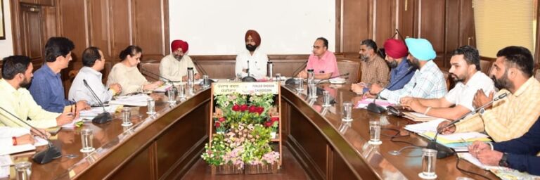 ਲਾਲਜੀਤ ਸਿੰਘ ਭੁੱਲਰ ਵੱਲੋਂ ਪੰਜਾਬ ਰੋਡਵੇਜ਼/ਪੀ.ਆਰ.ਟੀ.ਸੀ. ਦੇ ਮੁਲਾਜ਼ਮਾਂ ਦੀਆਂ ਤਨਖ਼ਾਹਾਂ ’ਚ ਇਕਸਾਰਤਾ ਲਿਆਉਣ ਅਤੇ ਬਣਦਾ ਵਾਧਾ ਲਾਗੂ ਕਰਨ ਸਬੰਧੀ ਕਾਰਵਾਈ ਤੇਜ਼ ਕਰਨ ਦੇ ਹੁਕਮ