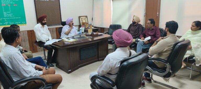 ਸਿਹਤ ਵਿਭਾਗਾਂ ਦੀ ਸਕੀਮਾਂ ਅਤੇ ਸੇਵਾਵਾਂ ਬਾਰੇ ਜਨਤਾ ਨੂੰ ਕੀਤਾ ਜਾਵੇ ਜਾਗਰੂਕ: ਡਾ ਤੇਜਵੰਤ ਸਿੰਘ ਢਿੱਲੋਂ