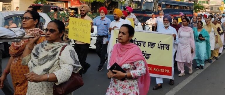 ਬਠਿੰਡਾ ’ਚ ਇਨਸਾਫ਼ ਪਸੰਦ ਜਥੇਬੰਦੀਆਂ ਨੇ ਰੋਸ ਮਾਰਚ ਕੱਢਣ ਤੋਂ ਬਾਅਦ ਕੁਸ਼ਤੀ ਫੈਡਰੇਸ਼ਨ ਦੇ ਪ੍ਰਧਾਨ ਦਾ ਪੁਤਲਾ ਫ਼ੂਕਿਆ