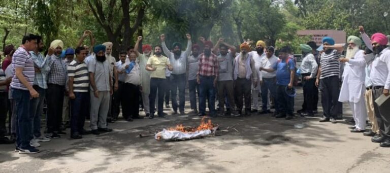 ਥਰਮਲ ਪਲਾਂਟ ਦੇ ਮੁਲਾਜਮਾਂ ਵਲੋਂ ਗੇਟ ਰੈਲੀ ਕਰਕੇ ਕੀਤਾ ਗਿਆ ਅਰਥੀ ਫੂਕ ਮੁਜਾਹਰਾ