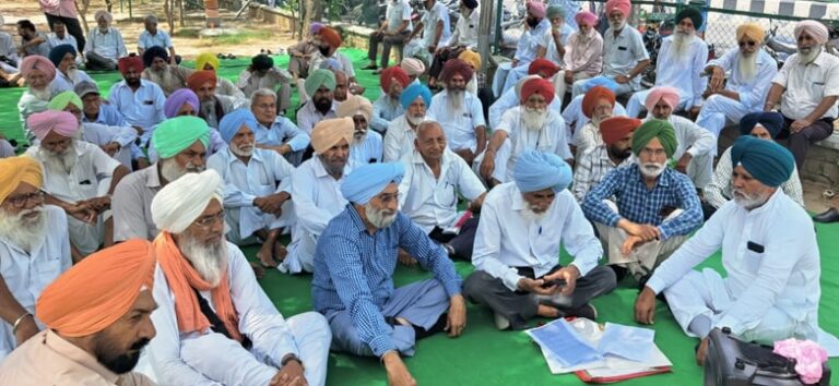 ਪੰਜਾਬ ਪੈਨਸ਼ਨਰਜ਼ ਜੁਆਇੰਟ ਫਰੰਟ ਦੇ ਸੱਦੇ ਤੇ ਡੀ ਸੀ ਦਫਤਰ ਬਠਿੰਡਾ ਦੇ ਅੱਗੇ ਰੋਸ ਪ੍ਰਦਰਸ਼ਨ