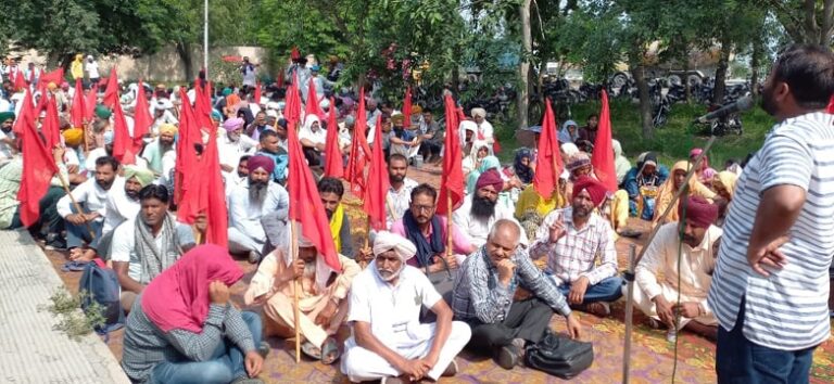 ਥਰਮਲ ਦੇ ਆਊਟਸੋਰਸ਼ਡ ਮੁਲਾਜ਼ਮਾਂ ਨੇ ਦਿੱਤਾ ਥਰਮਲ ਦੇ ਮੁੱਖ ਗੇਟ ’ਤੇ ਦਿੱਤਾ ਧਰਨਾ