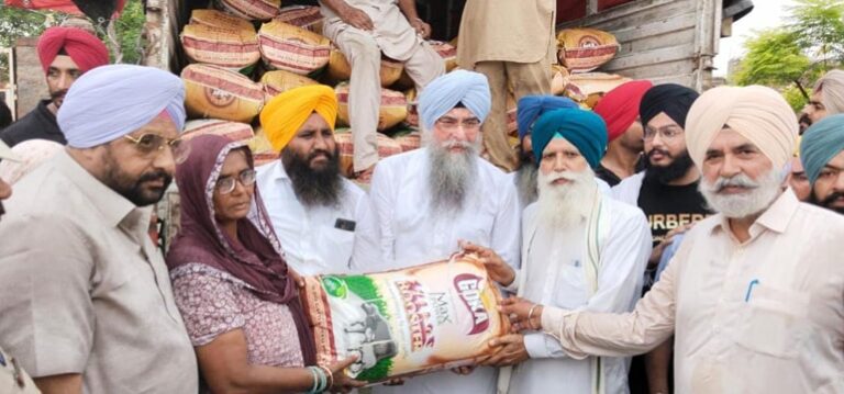 ਸਪੀਕਰ ਸੰਧਵਾਂ ਵੱਲੋਂ ਹੜ ਪੀੜਤਾਂ ਲਈ ਪਸ਼ੂਆਂ ਦੀ ਫੀਡ ਅਤੇ ਹੋਰ ਜ਼ਰੂਰੀ ਸਮਾਨ ਦੀ ਵੰਡ