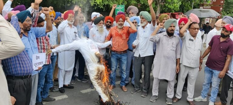 ਮਨੀਪੁਰ ਦੀਆਂ ਘਟਨਾਵਾਂ ਦੇ ਰੋਸ਼ ਵਜੋਂ ਪੰਜਾਬ ਯੂ ਟੀ ਮੁਲਾਜ਼ਮ ਤੇ ਪੈਨਸ਼ਨਰ ਸਾਂਝਾ ਫਰੰਟ ਨੇ ਕੇਂਦਰ ਦਾ ਪੁਤਲਾ ਫੂਕਿਆ