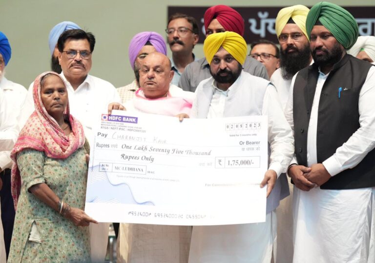 ਮੁੱਖ ਮੰਤਰੀ ਨੇ ਘਰਾਂ ਦੇ ਨਿਰਮਾਣ ਲਈ 25000 ਲਾਭਪਾਤਰੀਆਂ ਨੂੰ ਮਾਲੀ ਇਮਦਾਦ ਵਜੋਂ 101 ਕਰੋੜ ਰੁਪਏ ਦੇ ਚੈੱਕ ਸੌਂਪੇ
