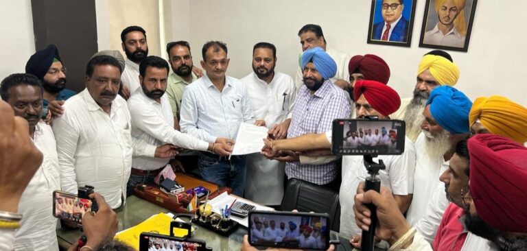 ਪਾਰਕਿੰਗ ਦੇ ਨਾਂ ‘ਤੇ ਪੀਲੀ ਲਾਇਨ‌ ਦੇ ਵਿਚੋਂ ਗੱਡੀਆਂ ਚੁੱਕਣ ਖਿਲਾਫ ਅਕਾਲੀ ਦਲ ਨੇ ਦਿੱਤਾ ਮੰਗ ਪੱਤਰ