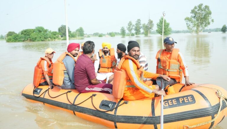 ਮੁੱਖ ਮੰਤਰੀ ਨੇ ਖੁਦ ਕਿਸ਼ਤੀ ’ਤੇ ਸਵਾਰ ਹੋ ਕੇ ਹੁਸ਼ਿਆਰਪੁਰ ਦੇ ਹੜ੍ਹ ਪ੍ਰਭਾਵਿਤ ਇਲਾਕਿਆਂ ਦਾ ਦੌਰਾ ਕੀਤਾ