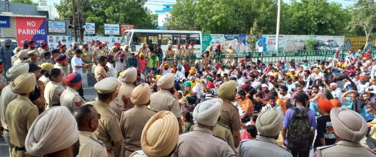 ਮੁੱਖ ਮੰਤਰੀ ਦਾ ਕਾਲੇ ਝੰਡਿਆਂ ਨਾਲ ਵਿਰੋਧ ਕਰਨ ਚੱਲੇ ਠੇਕਾ ਮੁਲਾਜ਼ਮਾਂ ਨੂੰ ਪੁਲਿਸ ਨੇ ਰਾਸਤੇ ਵਿਚ ਰੋਕਿਆ