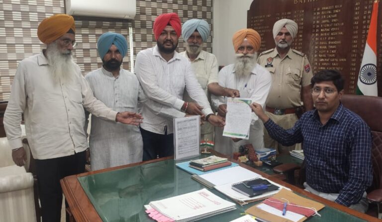 ਟਰਾਂਸਪੋਰਟਰਾਂ ਨੇ ਖੋਲਿਆ ਆਰਟੀਏ ਵਿਰੁੱਧ ਮੋਰਚਾ, ਵਫ਼ਦ ਮਿਲਿਆ ਡੀਸੀ ਨੂੰ
