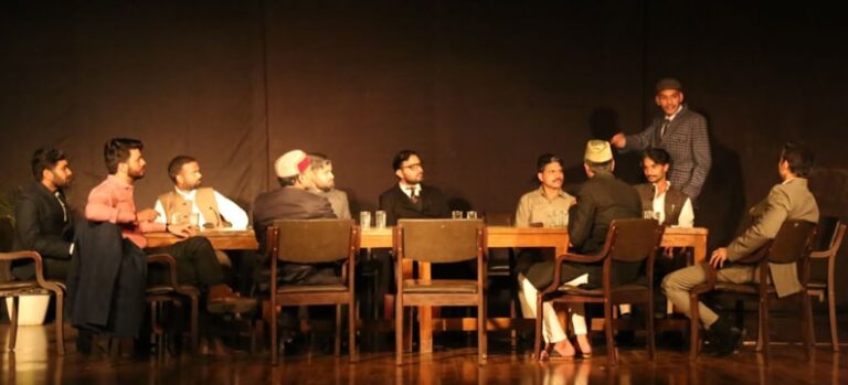 ਦਰਸ਼ਕਾਂ ਨੂੰ ਇੱਕ ਕਤਲ ਕੇਸ ਦੀ ਬਹਿਸ ’ਤੇ ਆਧਾਰਿਤ ਯਥਾਰਥਵਾਦੀ ਨਾਟਕ 12 ਐਂਗਰੀ ਮੈਨ ਦੇਖਣ ਨੂੰ ਮਿਲਿਆ