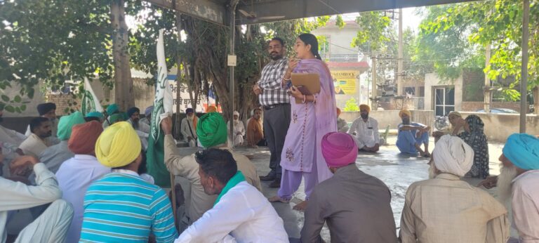 ਪਿੰਡ ਢਪਾਲੀ ਵਿਖੇ ਪਰਾਲੀ ਨਾ ਸਾੜਨ ਸਬੰਧੀ ਕਿਸਾਨਾਂ ਨੂੰ ਕੀਤਾ ਜਾਗਰੂਕ