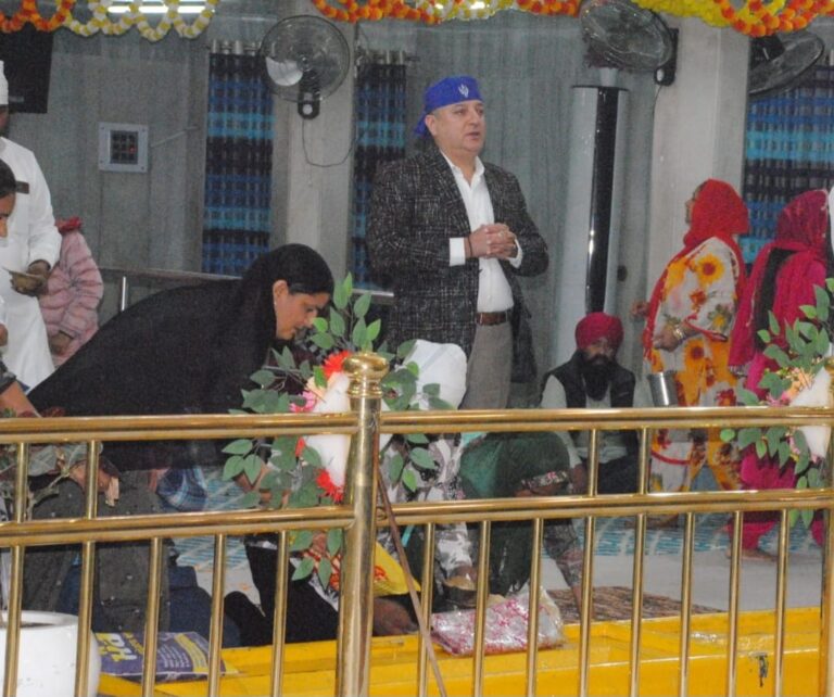ਐੱਸ.ਐੱਸ.ਪੀ ਗਿੱਲ ਜਿਲ੍ਹੇ ਵਿੱਚ ਅਮਨ-ਸਾਂਤੀ ਤੇ ਪੁਲਿਸ ਦੀ ਭਲਾਈ ਲਈ ਤਖ਼ਤ ਸ਼੍ਰੀ ਦਮਦਮਾ ਸਾਹਿਬ ਵਿਖੇ ਹੋਏ ਨਤਮਸਤਕ
