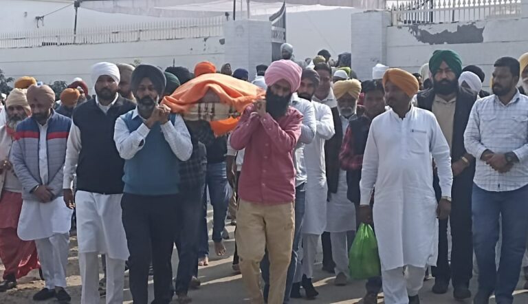 ਪੰਜਾਬੀ ਗਾਇਕ ਕੰਵਰ ਗਰੇਵਾਲ ਦੀ ਮਾਤਾ ਦਾ ਹੋਇਆ ਦਿਹਾਂਤ, ਸ਼ੇਜਲ ਅੱਖਾਂ ਨਾਲ ਕੀਤਾ ਅੰਤਿਮ ਸਸਕਾਰ