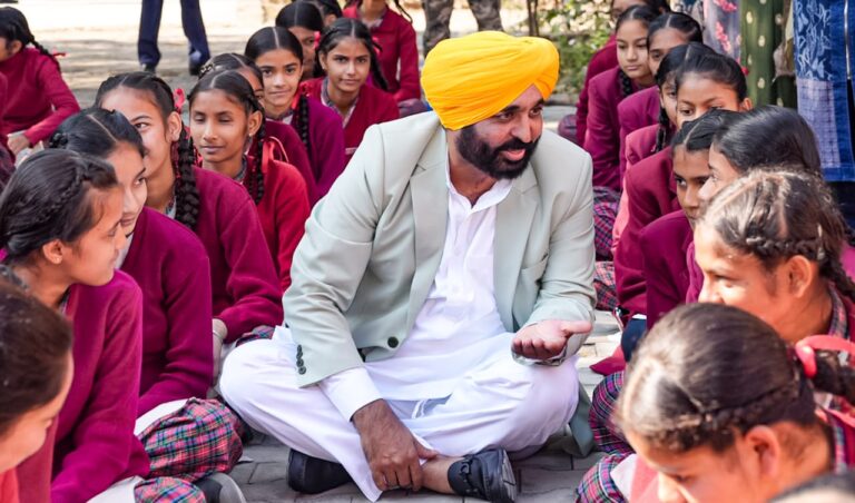 ਸਰਕਾਰੀ ਸਕੂਲ ਦੀ ਇਸ ਟੀਚਰ ਨੇ ਦਿਖਾਇਆ – ਸਾਡੇ ਬੱਚਿਆਂ ਦਾ ਭਵਿੱਖ ਇੱਥੇ ਸੁਰੱਖਿਅਤ ਹੈ!