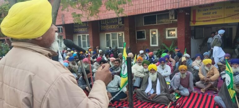 ਗੈਸ ਪਾਈਪ ਲਾਈਨ ਦੇ ਮੁਆਵਜ਼ੇ ਨੂੰ ਲੈ ਕੇ ਕਿਸਾਨਾਂ ਨੇ ਘੇਰਿਆ ਐਸ.ਡੀ.ਐਮ ਦਾ ਦਫ਼ਤਰ