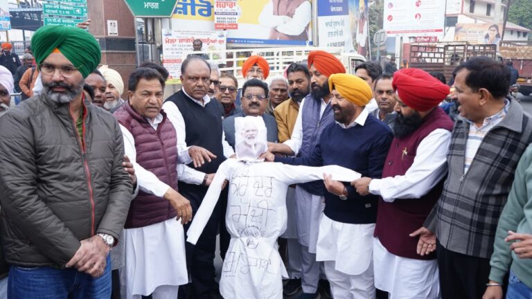 ਸੰਸਦ ਮੈਂਬਰਾਂ ਦੀ ਮੁਅੱਤਲੀ ਵਿਰੁੱਧ ਸੜਕਾਂ ‘ਤੇ ਆਈ ਕਾਂਗਰਸ, ਫੂਕੀ ਅਰਥੀ