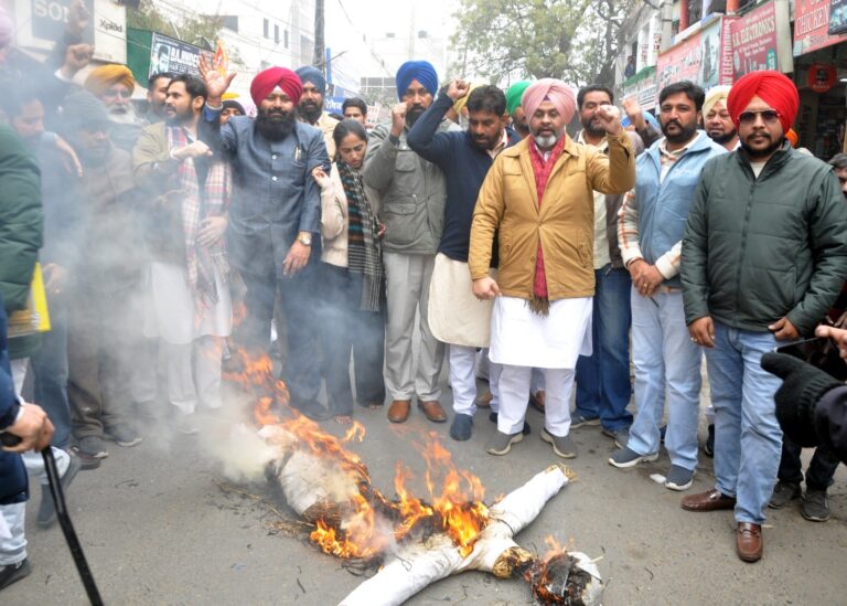 ਕਾਂਗਰਸੀ ਵਰਕਰਾਂ ਨੇ ਰਾਹੁਲ ਗਾਂਧੀ ਦੀ ਯਾਤਰਾ ਵਿੱਚ ਅੜਿਕਾ ਪਾਉਣ ‘ਤੇ ਅਸਾਮ ਦੇ ਮੁੱਖ ਮੰਤਰੀ ਦਾ ਫੂਕਿਆ ਪੁਤਲਾ