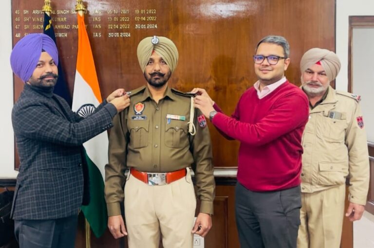 ਤਰੱਕੀ ਉਪਰੰਤ ਬਤੌਰ ਏ.ਐਸ.ਆਈ ਬਣਨ ‘ਤੇ ਜੀਤ ਸਿੰਘ ਨੂੰ ਲਗਾਏ ਸਟਾਰ
