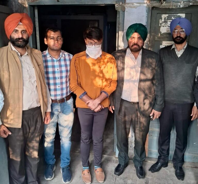 ਦੋ ਕਿਸ਼ਤਾਂ ਵਿੱਚ 4,000 ਰੁਪਏ ਰਿਸ਼ਵਤ ਲੈਂਦਾ ਮਾਲ ਪਟਵਾਰੀ ਵਿਜੀਲੈਂਸ ਬਿਊਰੋ ਵੱਲੋਂ ਕਾਬੂ