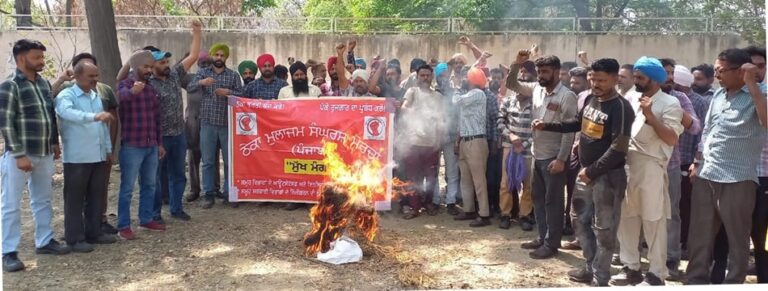 ਥਰਮਲ ਦੇ ਆਊਟਸੋਰਸ਼ਡ ਠੇਕਾ ਮੁਲਾਜ਼ਮਾਂ ਨੇ ਫੂਕਿਆ ਪੰਜਾਬ ਸਰਕਾਰ ਦਾ ਪੁਤਲਾ