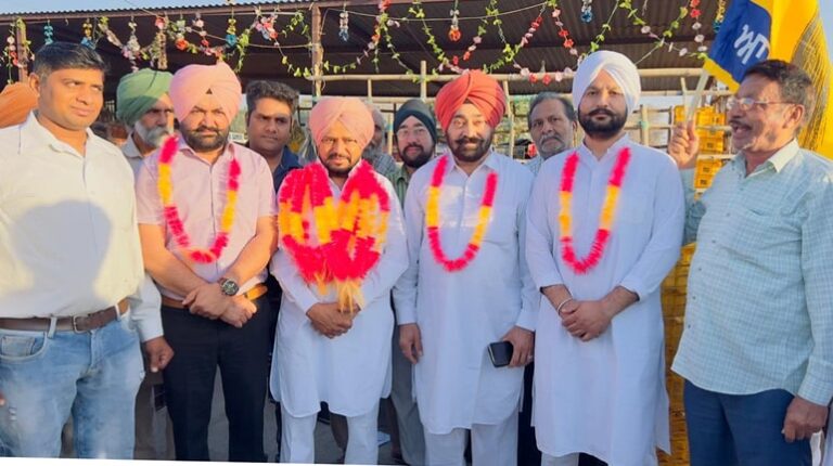 ਕਰਮਜੀਤ ਅਨਮੋਲ ਨੇ ਸਬਜ਼ੀ ਮੰਡੀ ਕੋਟਕਪੂਰਾ ’ਚ ਆੜ੍ਹਤੀਆਂ, ਸਬਜ਼ੀ ਕਾਸ਼ਤਕਾਰਾਂ ਅਤੇ ਰੇਹੜੀ ਫੜ੍ਹੀ ਵਾਲਿਆਂ ਤੋਂ ਮੰਗੀਆਂ ਵੋਟਾਂ