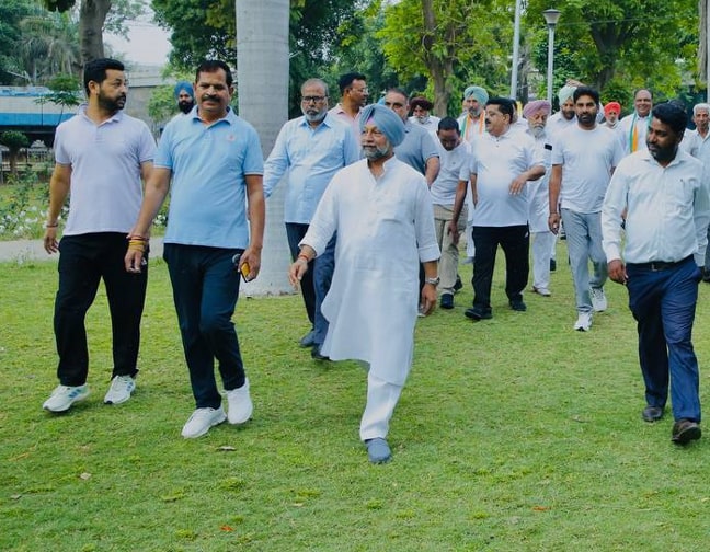 ਜੀਤਮਹਿੰਦਰ ਸਿੱਧੂ ਨੇ ਸਵੇਰੇ ਚਾਹ ਦੀਆਂ ਚੁਸਕੀਆਂ ਦੇ ਨਾਲ ਜੋਗਰ ਪਾਰਕ ਅਤੇ ਰੋਜ਼ ਗਾਰਡਨ ਚ ਲੋਕਾਂ ਨਾਲ ਕੀਤੀ ਗੱਲਬਾਤ