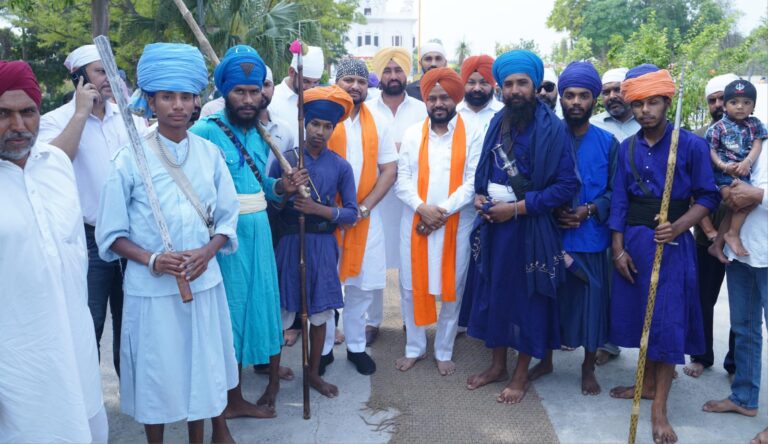 ਫਰੀਦਕੋਟ ਹਲਕੇ ਤੋਂ ‘ਆਪ’ ਉਮੀਦਵਾਰ ਕਰਮਜੀਤ ਅਨਮੋਲ ਵਿਸਾਖੀ ਮੌਕੇ ਗੁਰਦੁਆਰਾ ਸਾਹਿਬ ਹੋਏ ਨਤਮਸਤਕ