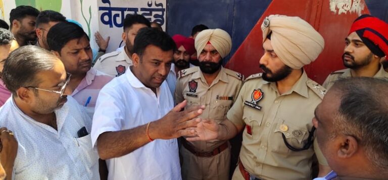 ਭੁੱਚੋਂ ਮੰਡੀ’ਚਗੁੰਡਾਗਰਦੀ ਦਾ ਨੰਗਾ ਨਾਚ: MLA ਦੀ ਹਾਜ਼ਰੀ ’ਚ ਪੁਲਿਸ ਚੌਕੀ ਸਾਹਮਣੇ ਕੱਢੇ ਹਵਾਈ ਫ਼ਾਈਰ