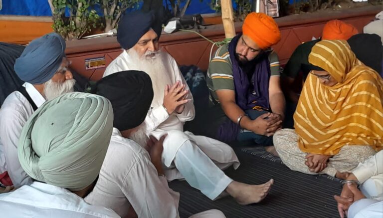 ਵਿਰਸਾ ਸਿੰਘ ਵਲਟੋਹਾ ਦੀ ਭਾਈ ਅੰਮ੍ਰਿਤਪਾਲ ਸਿੰਘ ਦੇ ਪਰਿਵਾਲ ਨਾਲ ਮੁਲਾਕਾਤ