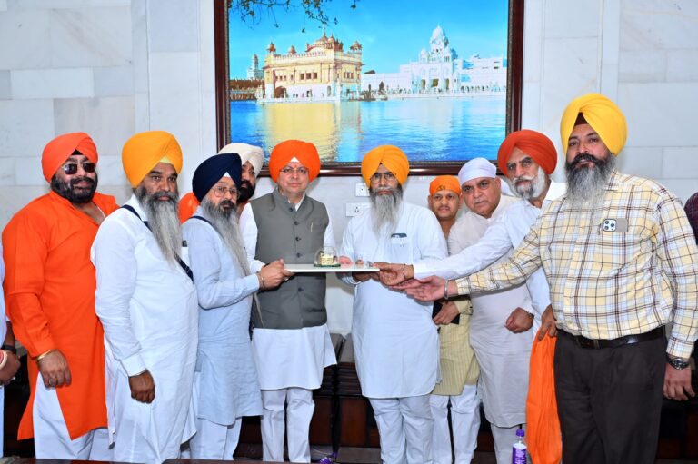 ਉਤਰਾਖੰਡ ਦੇ ਮੁੱਖ ਮੰਤਰੀ ਸ੍ਰੀ ਪੁਸ਼ਕਰ ਸਿੰਘ ਧਾਮੀ ਸੱਚਖੰਡ ਸ੍ਰੀ ਹਰਿਮੰਦਰ ਸਾਹਿਬ ਵਿਖੇ ਹੋਏ ਨਤਮਸਤਕ