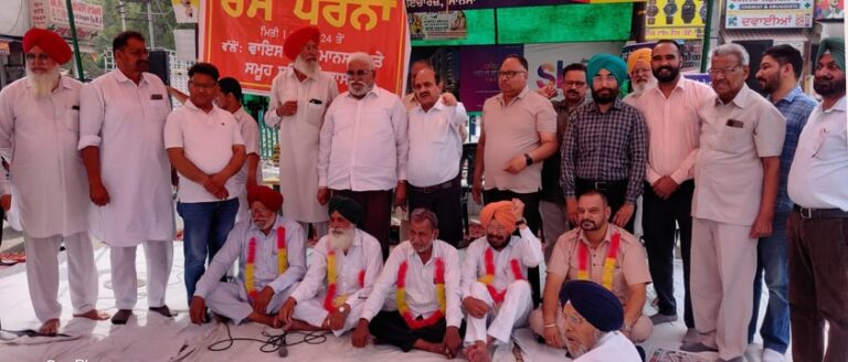 ਸੀਵਰੇਜ ਦੀ ਸਮੱਸਿਆ ਦੇ ਹੱਲ ਲਈ ਲਗਾਇਆ ਧਰਨਾ ਤੀਜੇ ਦਿਨ ਵੀ ਜਾਰੀ,ਪ੍ਰਸ਼ਾਸਨ ਨਾਲ ਮੀਟਿੰਗ ਰਹੀ ਬੇਸਿੱਟਾ