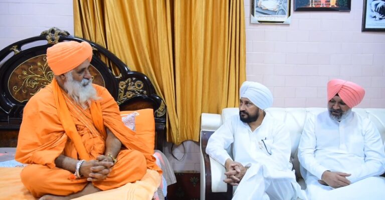 ਜੇਕਰ ਪੰਜਾਬ ਵਿੱਚ ਕਾਂਗਰਸ ਮੁੜ ਸੱਤਾ ‘ਚ ਆਈ ਤਾਂ ਪੰਜਾਬ ਦੇ ਵਿਕਾਸ ਦੀਆਂ ਚਾਬੀਆਂ ਸੰਤ ਸੀਚੇਵਾਲ ਨੂੰ ਫੜਾ ਦੇਵਾਂਗੇ: ਚੰਨੀ