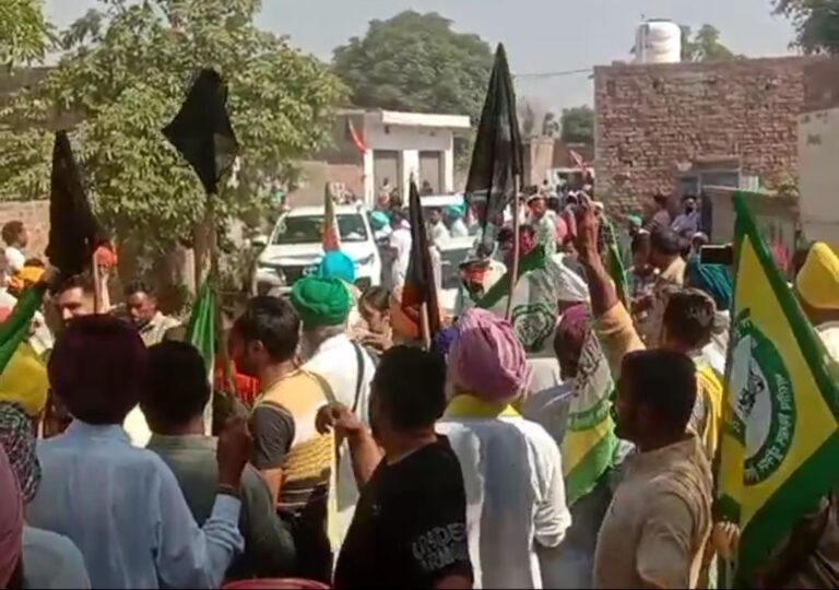 ਕਿਸਾਨਾਂ ਵੱਲੋਂ ਭਾਜਪਾ ਉਮੀਦਵਾਰ ਪਰਮਪਾਲ ਕੌਰ ਦਾ ਪਿੰਡ ਝੁੰਬਾ ਵਿਖੇ ਵਿਰੋਧ