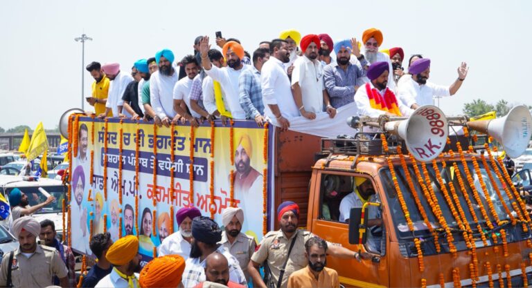 ਇਨਕਲਾਬ ਜ਼ਿੰਦਾਬਾਦ’ ਦੇ ਨਾਅਰਿਆਂ ਅਤੇ ਵੱਡੇ ਲਾਮ ਲਸ਼ਕਰ ਨਾਲ ਕਰਮਜੀਤ ਅਨਮੋਲ ਵੱਲੋਂ ਨਾਮਜ਼ਦਗੀ ਪੱਤਰ ਦਾਖਲ