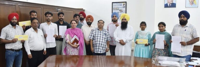 ਖੇਤੀਬਾੜੀ ਮੰਤਰੀ ਗੁਰਮੀਤ ਸਿੰਘ ਖੁੱਡੀਆਂ ਨੇ ਅੱਠ ਨੌਜਵਾਨਾਂ ਨੂੰ ਨਿਯੁਕਤੀ ਪੱਤਰ ਸੌਂਪੇ