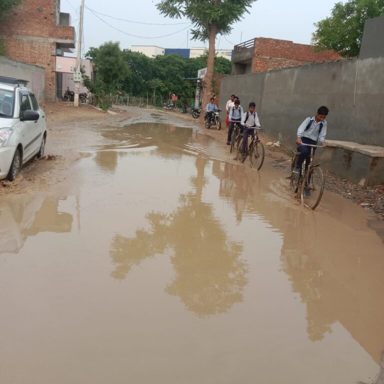 ਬਠਿੰਡਾ ਦੇ ਨਾਲ ਲੱਗਦੀ ਹਜ਼ਾਰਾਂ ਦੀ ਗਰੀਬ ਆਬਾਦੀ ਨੂੰ ਜੋੜਣ ਵਾਲੀ ਸੜਕ ਦਾ ਮੰਦੜਾ ਹਾਲ