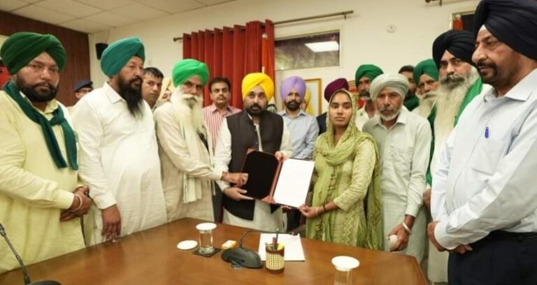 ਕਿਸਾਨ ਸ਼ੁਭਕਰਨ ਦੇ ਪ੍ਰਵਾਰ ਨੂੰ CM Mann ਨੇ ਸੌਂਪਿਆ 1 ਕਰੋੜ ਦਾ ਚੈੱਕ ਤੇ ਭੈਣ ਨੂੰ ਦਿੱਤੀ ਸਰਕਾਰੀ ਨੌਕਰੀ