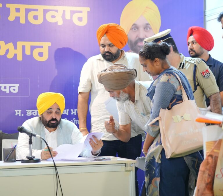 ‘ਦੁਆਬੇ ‘ਚ ਸਰਕਾਰ ਤੁਹਾਡੇ ਦਰਬਾਰ’ ਤਹਿਤ ਮੁੱਖ ਮੰਤਰੀ ਨੇ ਜਲੰਧਰ ਰਿਹਾਇਸ਼ ਵਿਖੇ ਸੁਣੀਆਂ ਸਮੱਸਿਆਵਾਂ ਤੇ ਕੀਤਾ ਨਿਬੇੜਾ