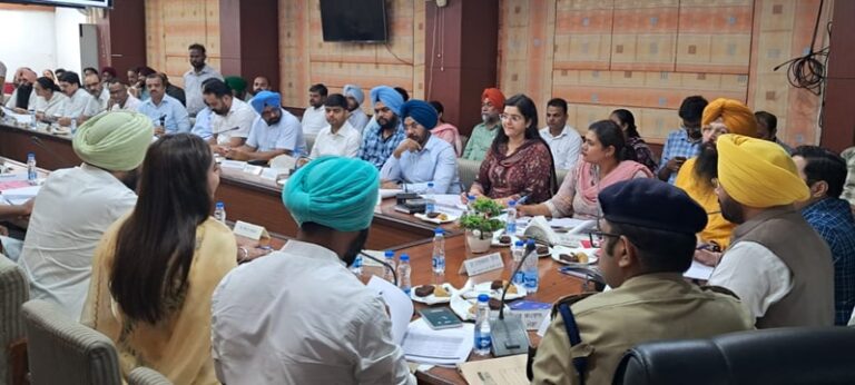 ਕੈਬਨਿਟ ਮੰਤਰੀ ਹਰਭਜਨ ਸਿੰਘ ਵੱਲੋਂ ਚਲਦੀ ਮੀਟਿੰਗ ਵਿੱਚ ਪਾਵਰਕਾਮ ਦਾ ਜੇ ਈ ਮੁਅੱਤਲ, ਨਿੱਜੀ ਕੰਪਨੀ ਦਾ ਮੁਲਾਜ਼ਮ ਬਰਖ਼ਾਸਤ