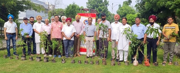 ਦੋਸਤ ਸੰਸਥਾਂ ਵਲੋਂ ਪਾਰਕਾਂ ਵਿੱਚ ਫ਼ਲਦਾਰ ਬੂਟੇ ਲਗਾਉਣਾ ਸ਼ਲਾਘਾਯੋਗ ਕਦਮ: ਐਸ.ਡੀ.ਐਮ ਅਰਵਿੰਦ ਗੁਪਤਾ
