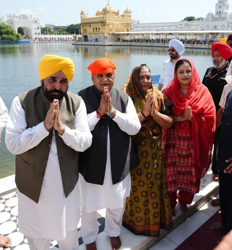ਰਾਜਪਾਲ ਅਤੇ ਮੁੱਖ ਮੰਤਰੀ ਸ੍ਰੀ ਹਰਿਮੰਦਰ ਸਾਹਿਬ ਅਤੇ ਸ੍ਰੀ ਦੁਰਗਿਆਣਾ ਮੰਦਿਰ ਵਿਖੇ ਹੋਏ ਨਤਮਸਤਕ