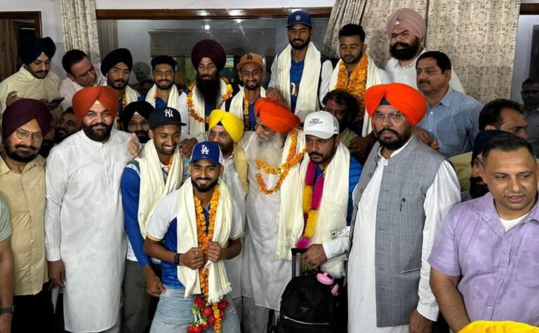 ਹਾਕੀ ਟੀਮ ਦਾ ਅੰਮ੍ਰਿਤਸਰ ਵਿਚ ਢੋਲ-ਢਮੱਕਿਆ ਨਾਲ ਸਵਾਗਤ, ਖਿਡਾਰੀ ਦਰਬਾਰ ਸਾਹਿਬ ਹੋਏ ਨਤਮਸਤਕ