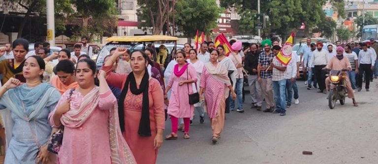 ਬਠਿੰਡਾ ’ਚ ਕੰਪਿਊਟਰ ਅਧਿਆਪਕਾਂ ਨੇ ਸੂਬਾ ਸਰਕਾਰ ਦੇ ਖਿਲਾਫ ਕੀਤਾ ਕੈਂਡਲ ਮਾਰਚ