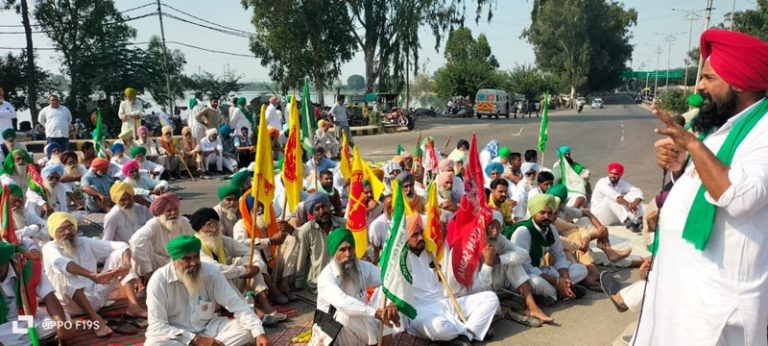 ਸੰਯੁਕਤ ਕਿਸਾਨ ਮੋਰਚੇ ਦੇ ਸੱਦੇ ਹੇਠ ਬਠਿੰਡਾ ਦੇ ਘਨੱਈਆ ਚੌਕ ’ਚ ਧਰਨਾ ਲਗਾਕੇ ਕੀਤੀ ਸੜਕ ਜਾਮ