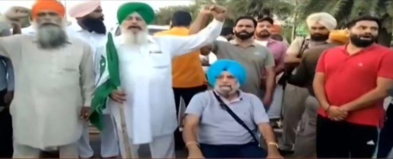 ਆਪ ਵਿਧਾਇਕ ਨੇ ਆਪਣੀ ਹੀ ਪੁਲਿਸ ਵਿਰੁਧ ਲਗਾਇਆ ਏਅਰਪੋਰਟ ਰੋਡ ’ਤੇ ਧਰਨਾ