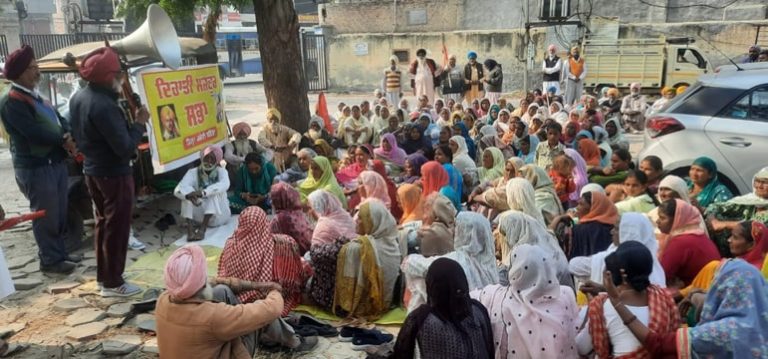 ਨਰੇਗਾ ਮਜ਼ਦੂਰਾ ਦੀਆ  ਮੰਗਾਂ ਸਬੰਧੀ ਏ ਡੀ ਸੀ ਦਫ਼ਤਰ ਲਾਇਆ ਧਰਨਾ