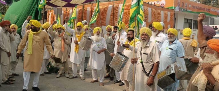 ਕਿਸਾਨਾਂ ਨੇ ਸਾਬਕਾ ਖ਼ਜਾਨਾ ਮੰਤਰੀ ਦੇ ਦਫ਼ਤਰ ਅੱਗੇ ਖੜਕਾਏ ਖ਼ਾਲੀ ਪੀਪੇ, 11 ਨੂੰ ਡੀਸੀ ਦਫ਼ਤਰ ਬਰਨਾਲਾ ਦੇ ਘਿਰਾਓ ਦਾ ਐਲਾਨ