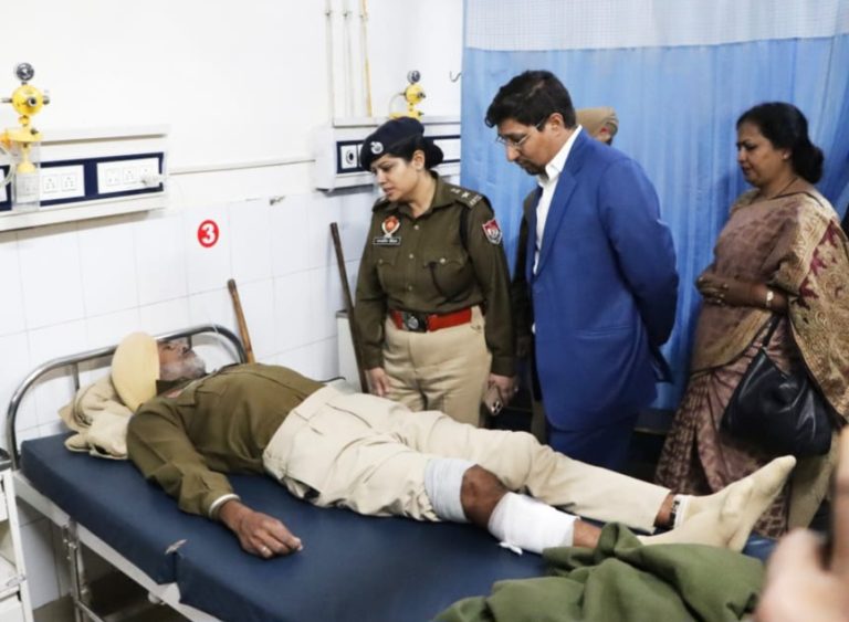 ਦੁੱਨੇਵਾਲਾ ਵਿਵਾਦ:DC ਤੇ SSP ਨੇ ਝੜਪਾਂ ‘ਚ ਜ਼ਖ਼ਮੀ ਹੋਏ ਪੁਲਿਸ ਮੁਲਾਜ਼ਮਾਂ ਦਾ ਸਿਵਲ ਹਸਪਤਾਲ ਪਹੁੰਚ ਕੇ ਜਾਣਿਆ ਹਾਲ